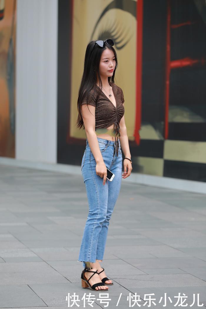 黑色|深V抽绳上衣配牛仔裤,低调又不失奢华,显得非常的成熟有气质