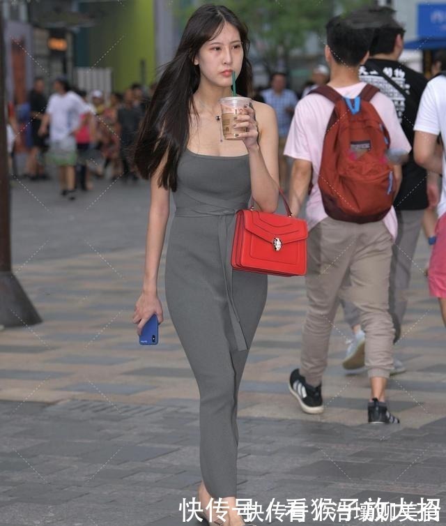 气质|二十岁的美女，却穿着一套五十岁的贵妇裙，越看越又气质