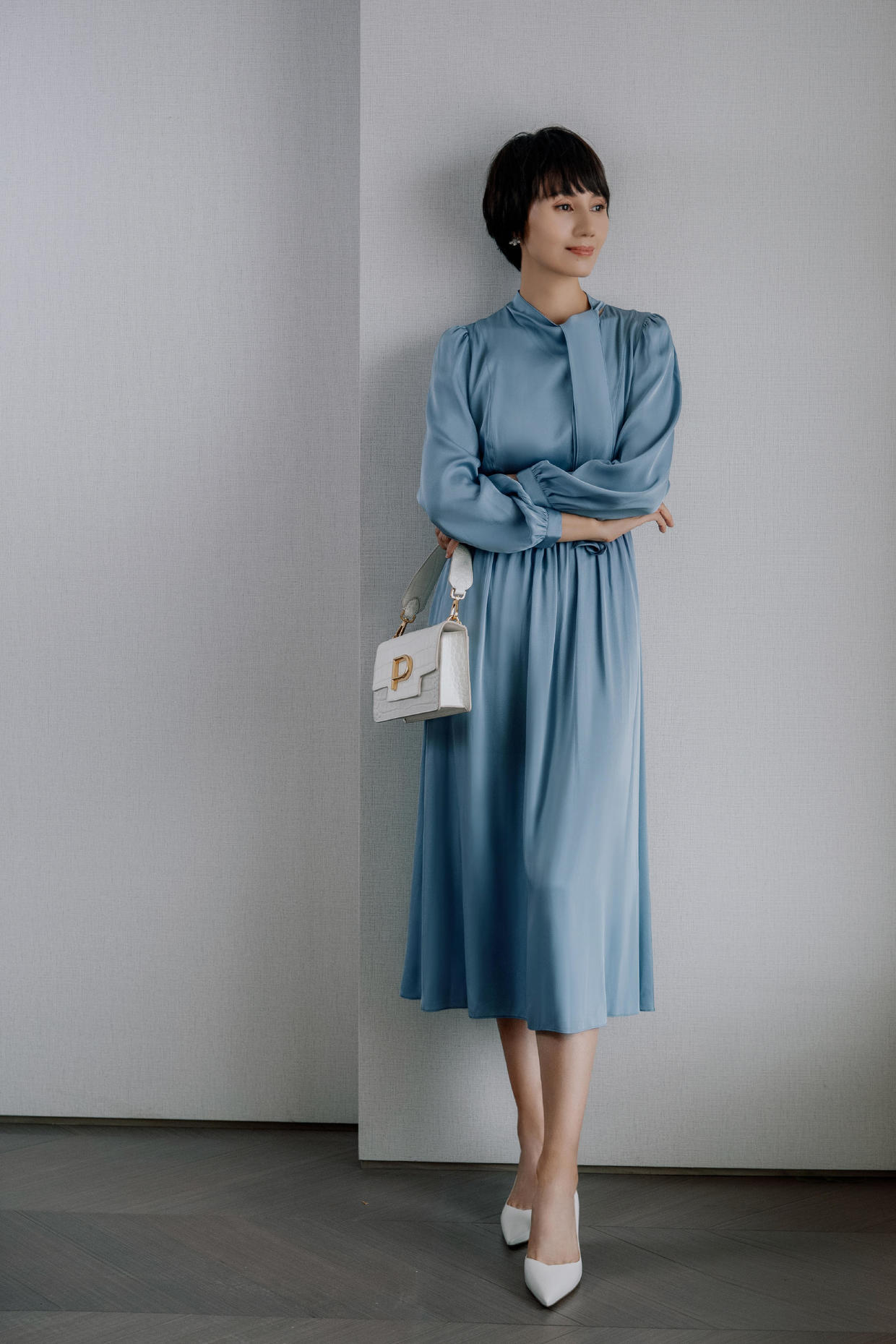 伟德bv1946官网-霍思燕带爱犬泰国比赛穿浅粉色旗袍气质优雅素颜的模样也挺美