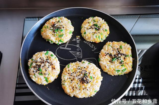 配杯|剩米饭别再炒饭了,教你做米饭鸡蛋饼,配杯蔬菜浓汤,早餐吃美了