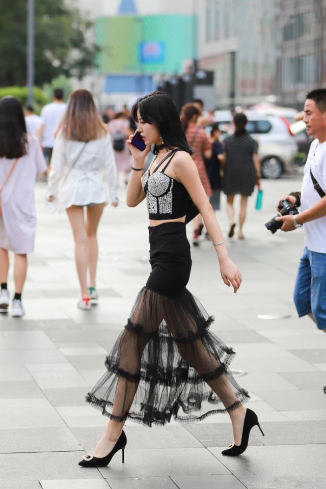 西装 面带微笑气质温和的美女,休闲西装搭配牛仔裤,精致又漂亮