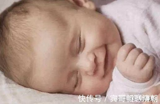 周公|宝宝睡觉的时候为什么爱偷笑，你知道宝宝在笑什么吗？