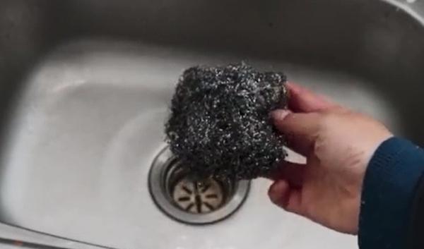 燃气灶|把钢丝球放火上烧一烧,好多人不知道有啥用,但用过的人都夸好