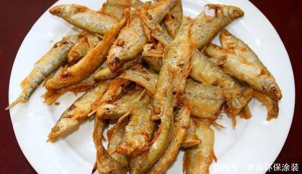 面粉|炸小鱼,直接用面粉就错了!大厨教你正确做法,外酥里嫩,不回潮