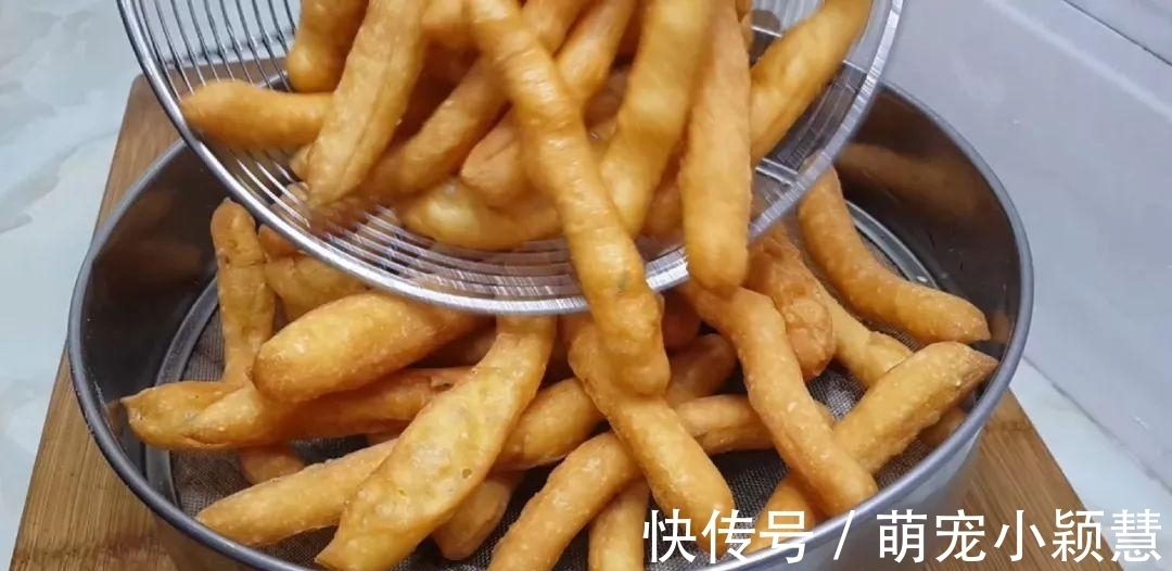 茴香|1斤面粉,2个鸡蛋,筷子搅一下,教你做创意小油条,比麻花好吃十几倍