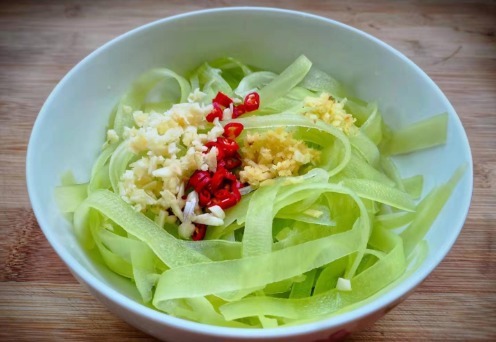  块钱|做凉拌菜，首选这个菜，比黄瓜脆，比萝卜甜，一斤才要2块钱