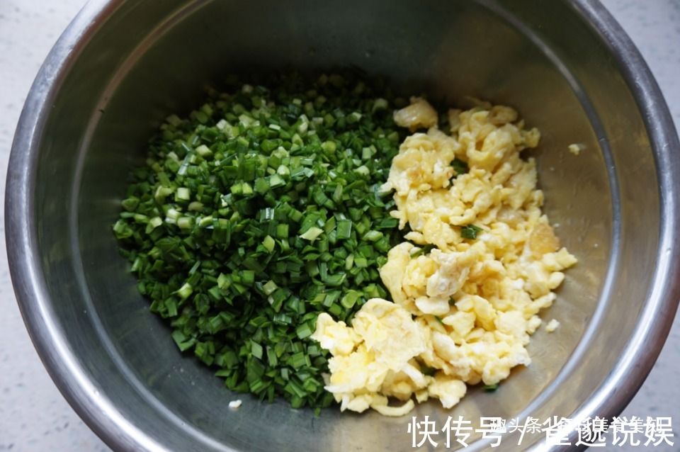 韭菜鸡蛋馅饼|家常美食推荐韭菜素馅饼，皮薄馅多，酥脆香甜