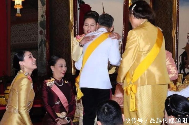 荣华富贵|苏提达活得太累!祈福大典突然用膝盖走路,67岁泰王都被惊到