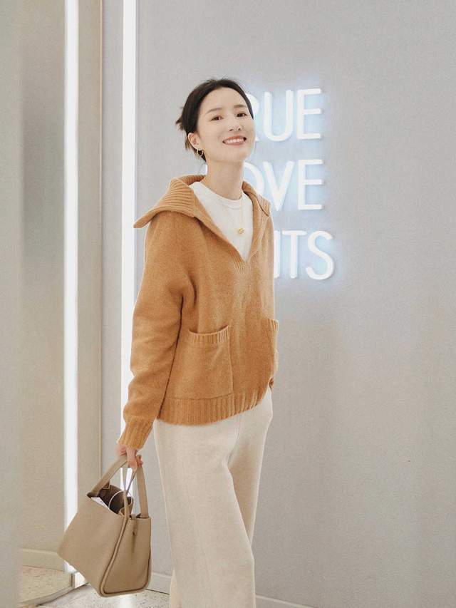 秋天|秋天怎么能少了大地色的衣服呢?大衣配格子半身裙,高级又洋气