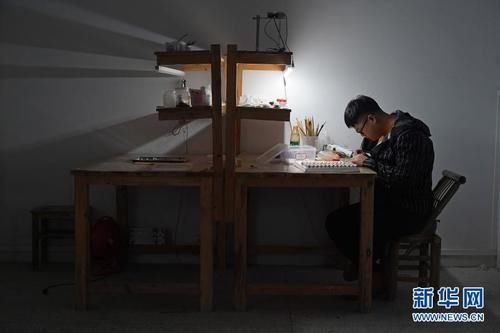  新华社记者|戴在身上的“china”