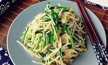 和韭菜是天生一对，钙含量是牛奶的3倍，三块钱炒一盘，太过瘾