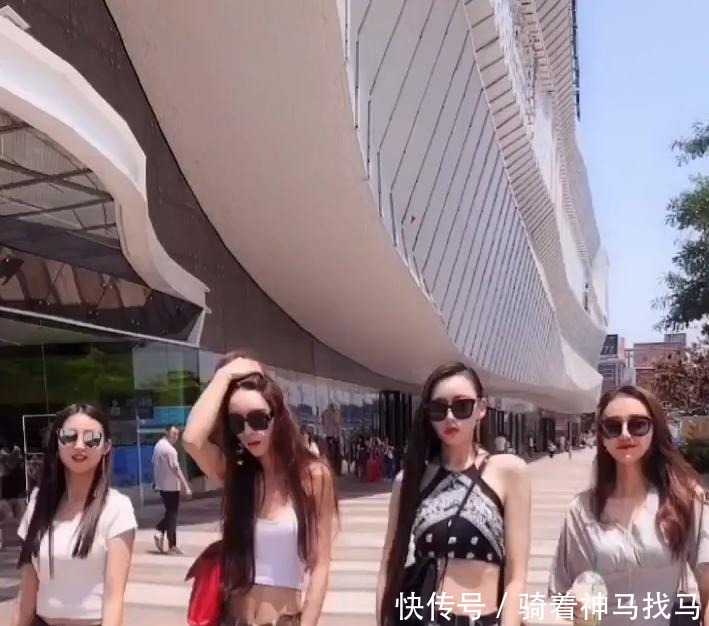 四人中,最矮的这位美女最显稚嫩!