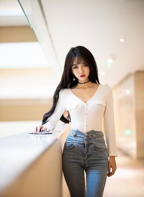 妹子|身材超苗条的妹子，简单穿搭紧身牛仔裤，这才是真正的牛仔裤小姐姐