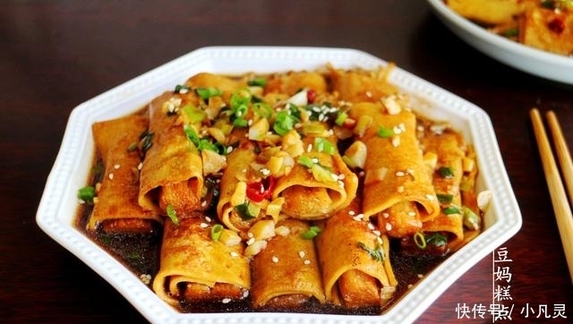 豆腐叶新吃法,卷一卷煎一煎,酱汁浓郁,素菜瞬间变大菜