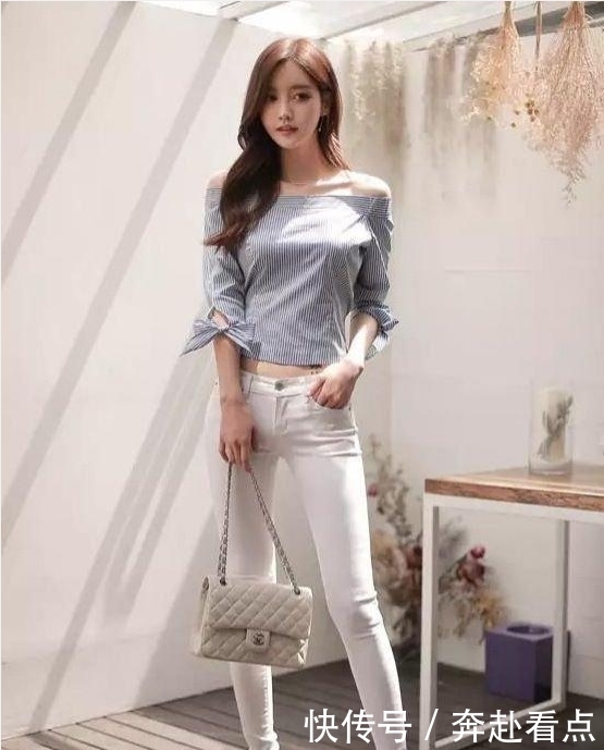 白色|街拍:身材丰腴的美女,一条白色紧身裤尽显好身材,腿长人更美