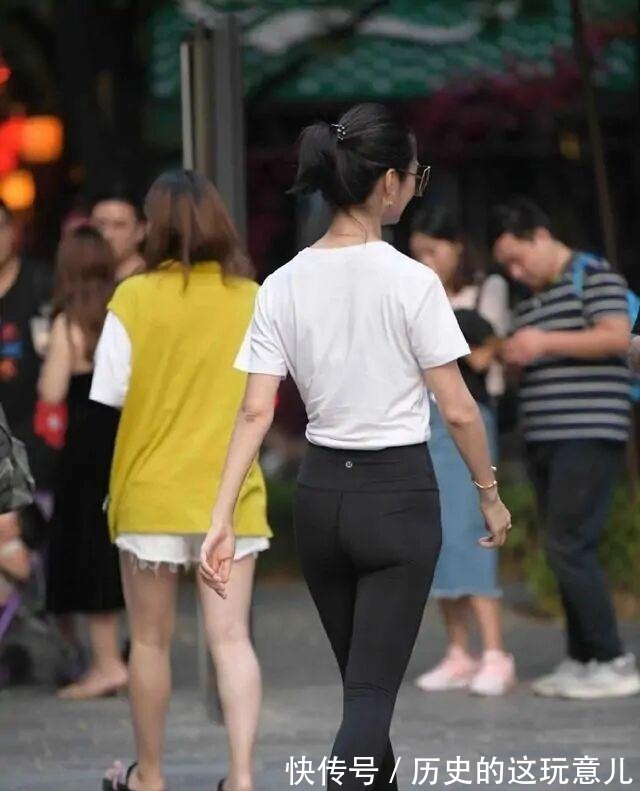 搭配 打底裤的打扮青春灵动秀出独特的自我,尽显时尚知性美的感觉!