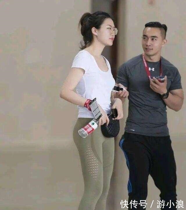 高跟鞋 姣好的容颜搭配一条温柔的瑜伽裤,把身姿的美感放大,简约优美