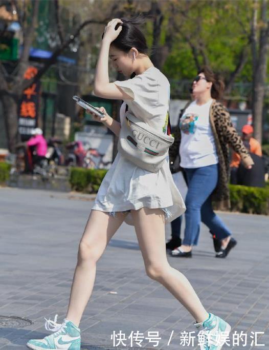 耐克鞋|长款白色T恤搭配牛仔短裤,青春靓丽,活泼可爱