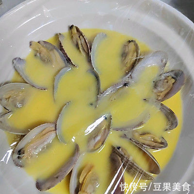 花蛤蒸蛋一端上来,锅里的米饭都变成了摆设