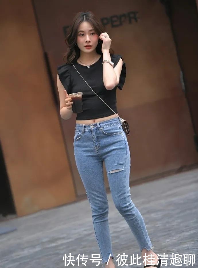 女生|怎样穿出青春迷人的效果？无袖T恤加修身牛仔裤，简约又时尚