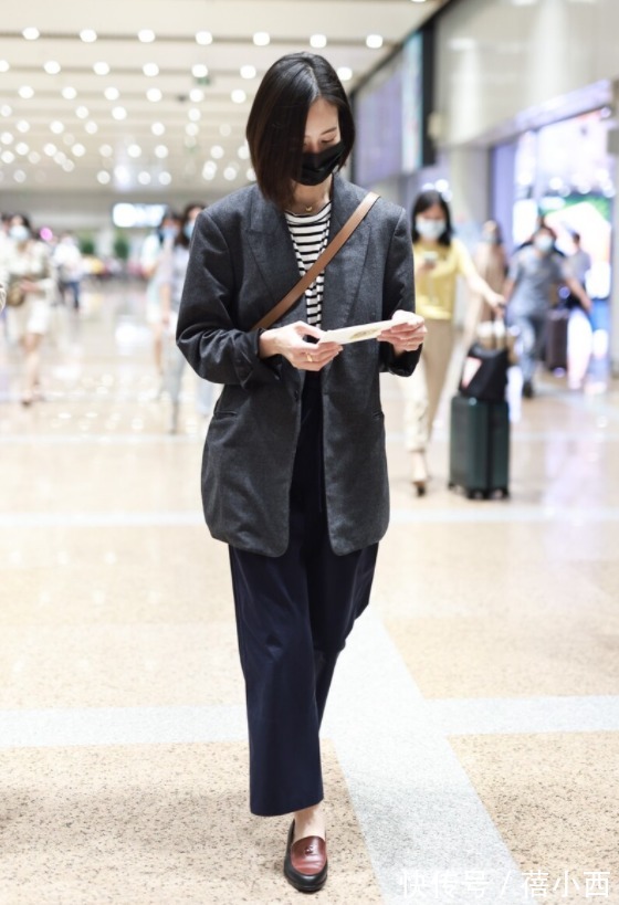 穿搭|张钧甯穿得越简约越高级，西装内搭条纹T恤，再穿阔腿裤时髦洋气