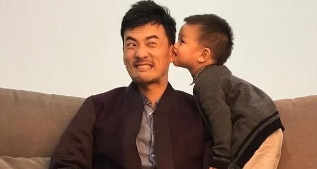 何洁|4个孩子两个爹,哭诉养不起的何洁,前夫才是真悲哀