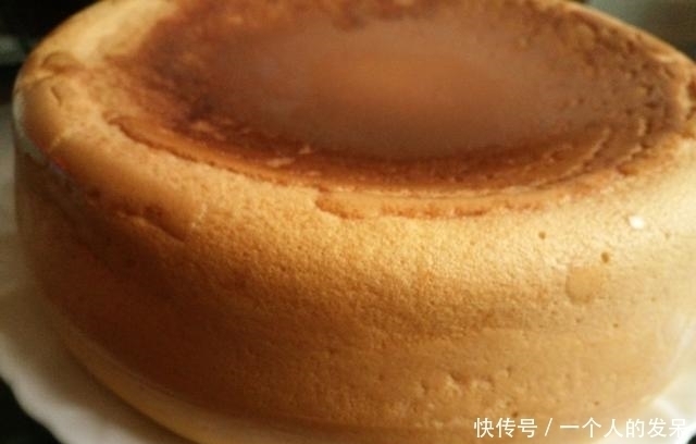 电饭煲蛋糕 起的非常高,材料只需4样 可香了松软好吃