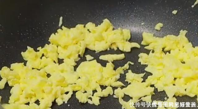 玉米面倒开水锅里,瞬间变成美味,一次就成功,老人孩子都爱吃