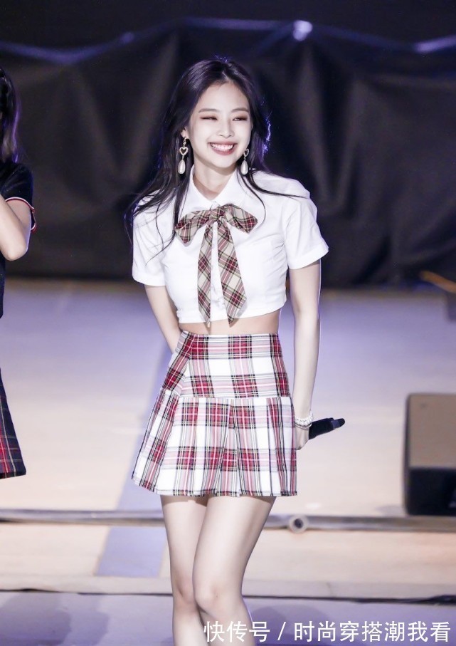 Jennie|穿衬衫配百褶裙的Jennie,甜美又漂亮,“漫画腰”太美了
