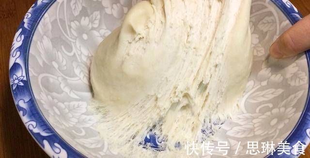 如果你家里有面粉，你必须试试很容易让它变得柔软和甜美比油条还好吃