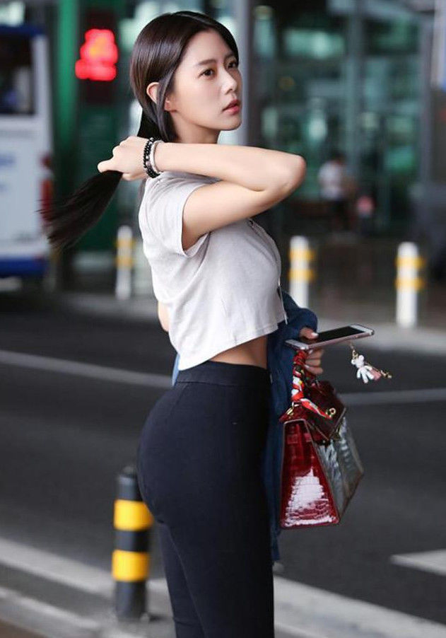 小姐姐|时尚街拍俏美靓丽的打底裤美女，甜美可人，尽显清美的魅力