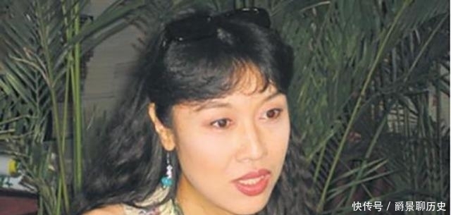 她是中国第一变性人,从小留长发穿裙子,