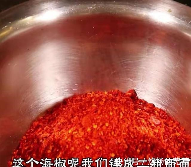 如何把红油炼制的又红、又香又辣,需要放3种辣椒,炼制分3个过程