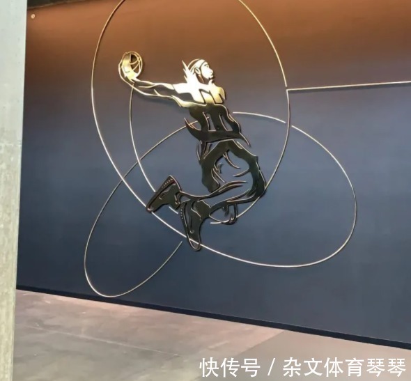 萨瓦娜|詹皇带亲友参观詹姆斯大楼!合影铜像表情抢镜 晒logo前集体合照