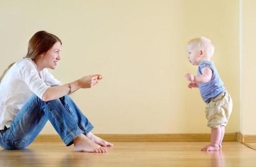 高雍涵|宝宝走路的早晚，跟智商有关吗？李玫瑾教授：不要被忽悠了