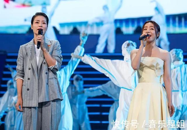 明艷動(dòng)人|生二胎后“逆生長(zhǎng)”李娜與袁姍姍同臺(tái)獻(xiàn)唱，英姿颯爽明艷動(dòng)人