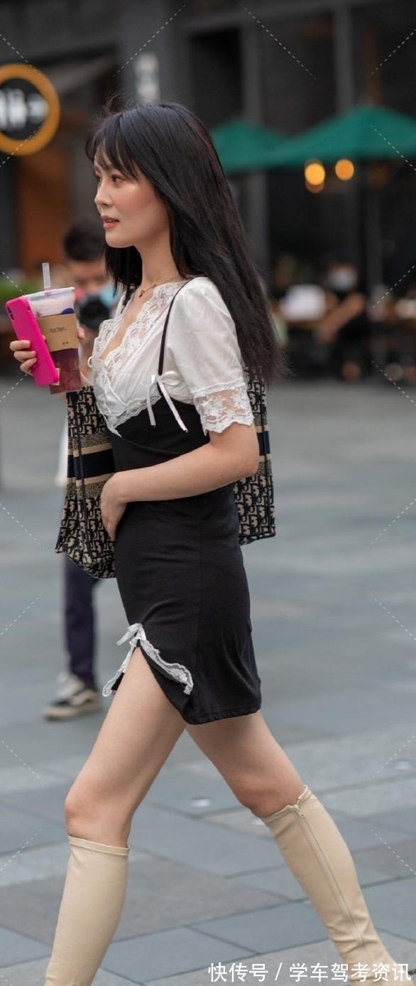 搭配 束腰贴身的连衣裙,选择合身的裙型,减龄单品!