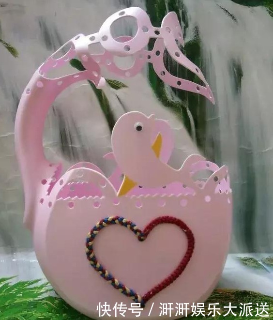 洗衣液|家中用完的“洗衣液桶”别丢了,剪上2刀,秒变养花神器,太美了