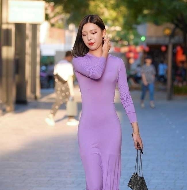 街拍 美女一件连衣裙,硬是穿出了紧身衣的效果