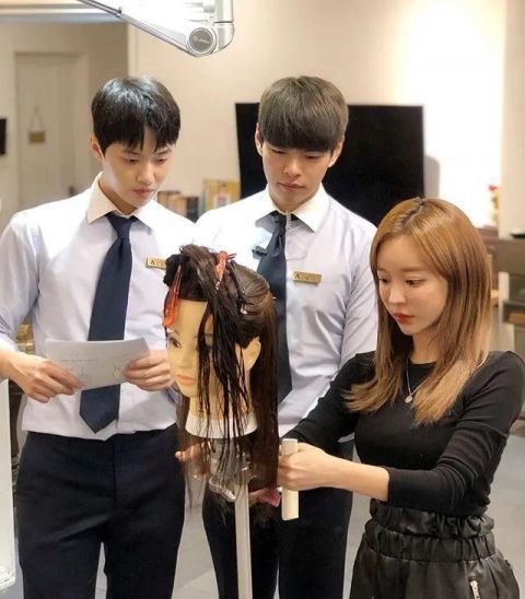 对比照|剪一次头发630元美女发型师专治“秃顶男”年入6亿,改造前后惊艳网友这是同一个头