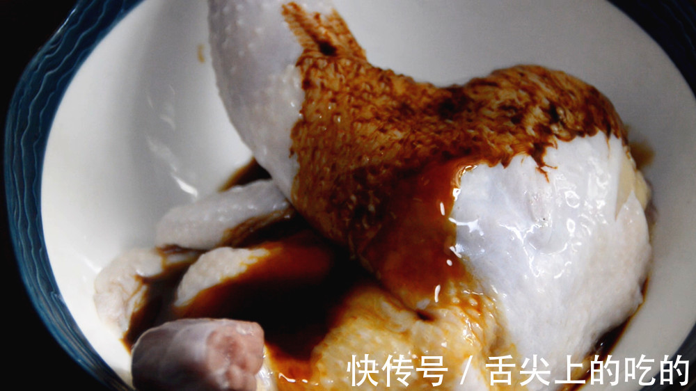 母鸡|一只鸡直接扔入电饭煲里,不加油不加水,出锅比广东烧鸡好吃10倍