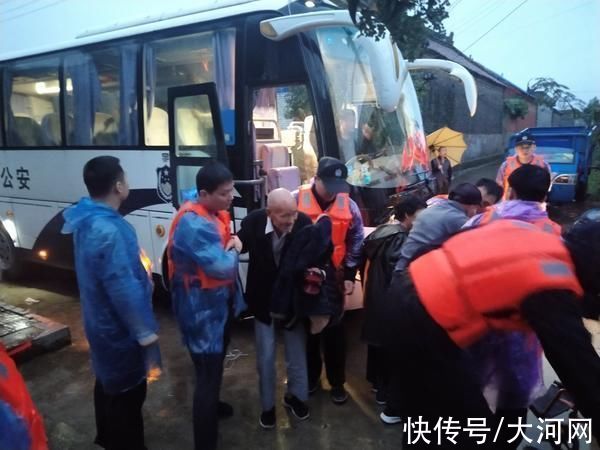 常村镇|洪灾面前，叶县民警无畏风雨挺身而出