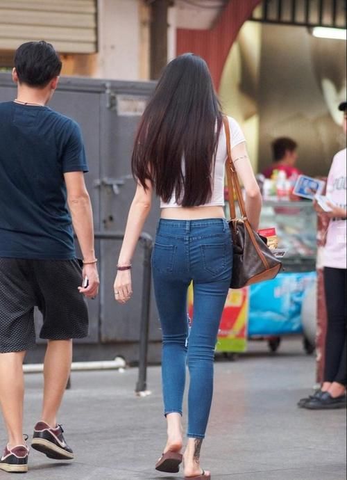 元气|时尚小姐姐穿经典紧身牛仔裤，休闲舒适又时尚，不失元气活力