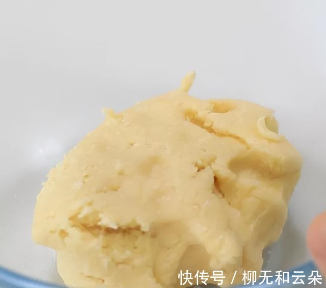 三角酥这小零食简单好做,好吃到没道理,酥到没话说,一盘不够吃!