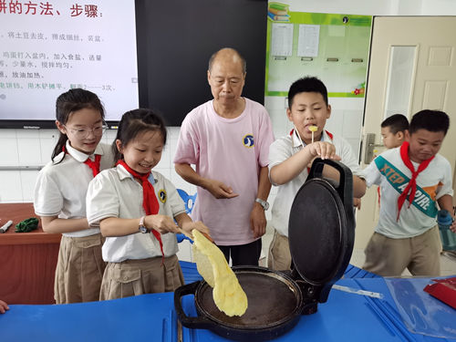 土豆饼|济南高新区鸡山小学四年级二班：课堂上的劳动课