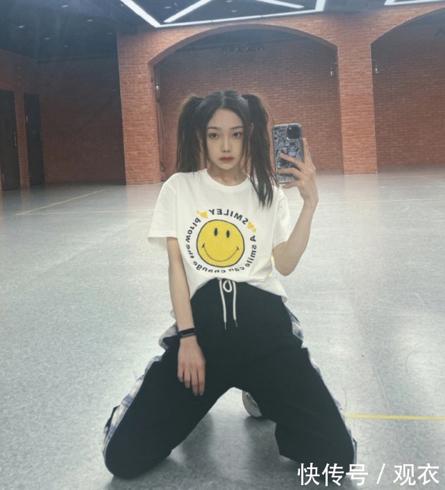 希林娜依·高靠腿当C位?当她穿上“死亡黑袜”,女生都自闭了