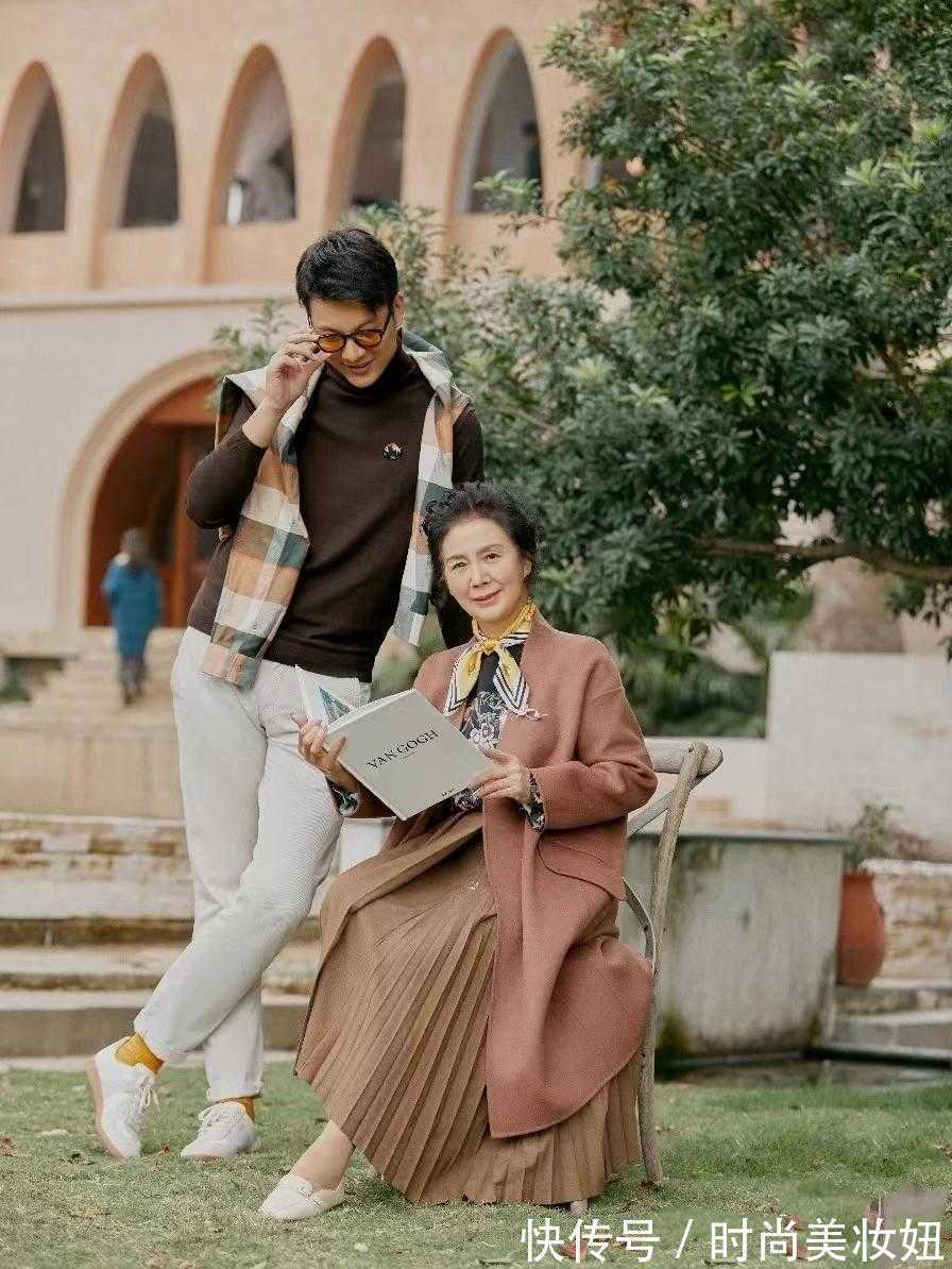 亮色系 再晚都不算晚,60岁的女人也可以穿得很美,看这位奶奶就知道