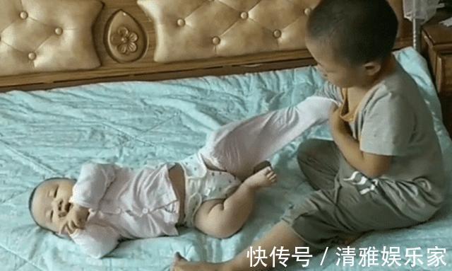 二胎|全网最牛二胎换尿布穿衣服,4岁哥哥照顾婴儿妹妹比妈妈都熟练