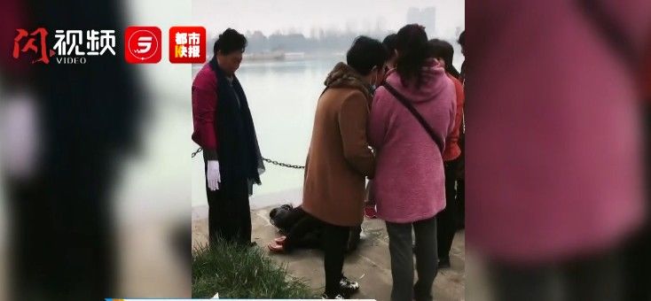 汉中市公安局|新华社点赞！汉中一老人跌入冰冷江水，三人合力救出