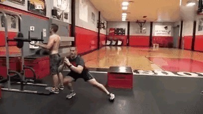 下肢|不会练腿的看过来,杠铃深蹲值得学习,练出强悍双腿